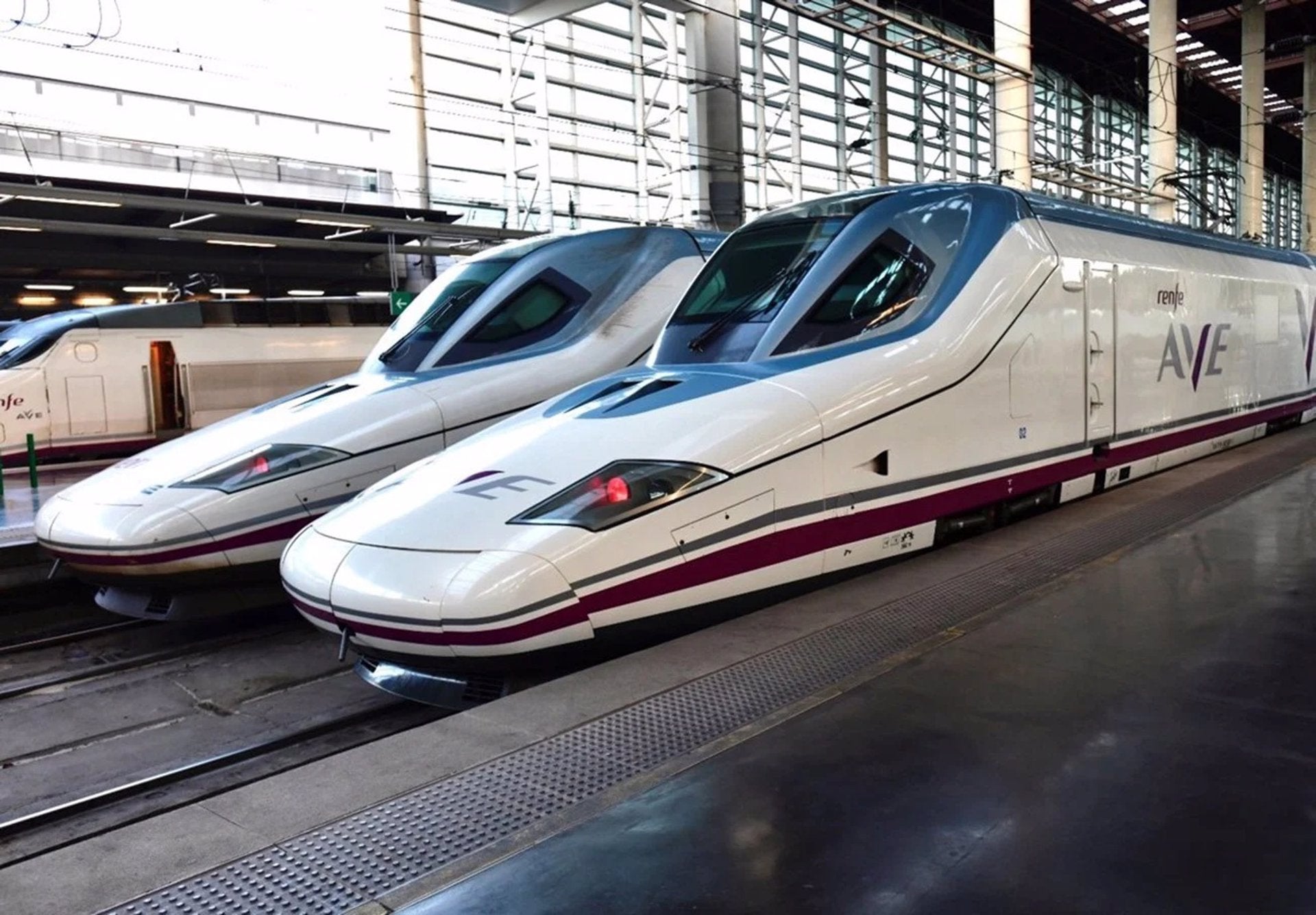 Renfe recupera los servicios AVE que unen Granada y Málaga con Zaragoza y Barcelona Renfe recupera los servicios AVE que unen Granada y Málaga con Zaragoza y Barcelona