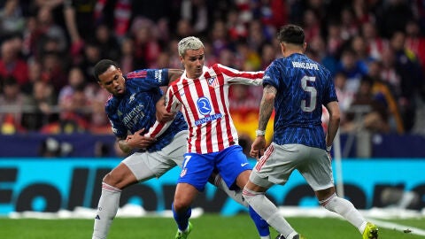Antoine Griezmann durante el partido, marcado por dos jugadores del Arsenal