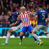 Antoine Griezmann durante el partido, marcado por dos jugadores del Arsenal