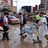 Archivo. Voluntarios reparten agua y comida por las calles de Catarroja, el 08/11/2024. 