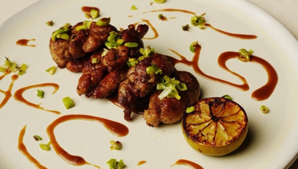 Mollejas de cordero a la plancha con ajos tiernos y lima tostada.