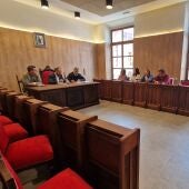 En la mesa principal, de izquierda a derecha, el director general de de Cooperación Local y Seguridad, Olmo Ron; el alcalde de Piloña, Iván Allende, y el consejero de Movilidad, Medio Ambiente y Gestión de Emergencias, Alejandro Calvo.