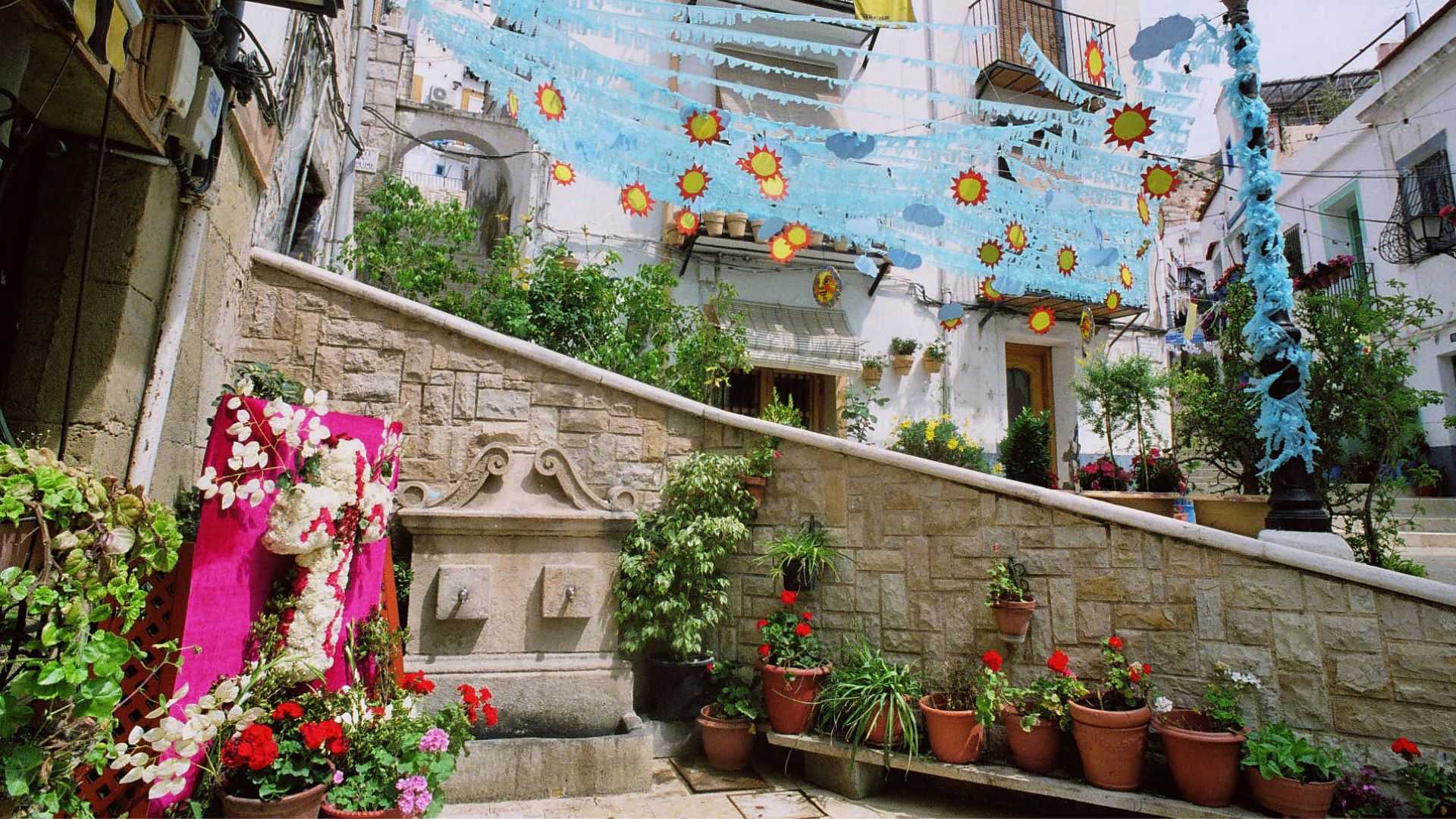 Santa Cruz llena sus calles con las Cruces de Mayo: flores, tradición y orgullo vecinal Santa Cruz llena sus calles con las Cruces de Mayo: flores, tradición y orgullo vecinal