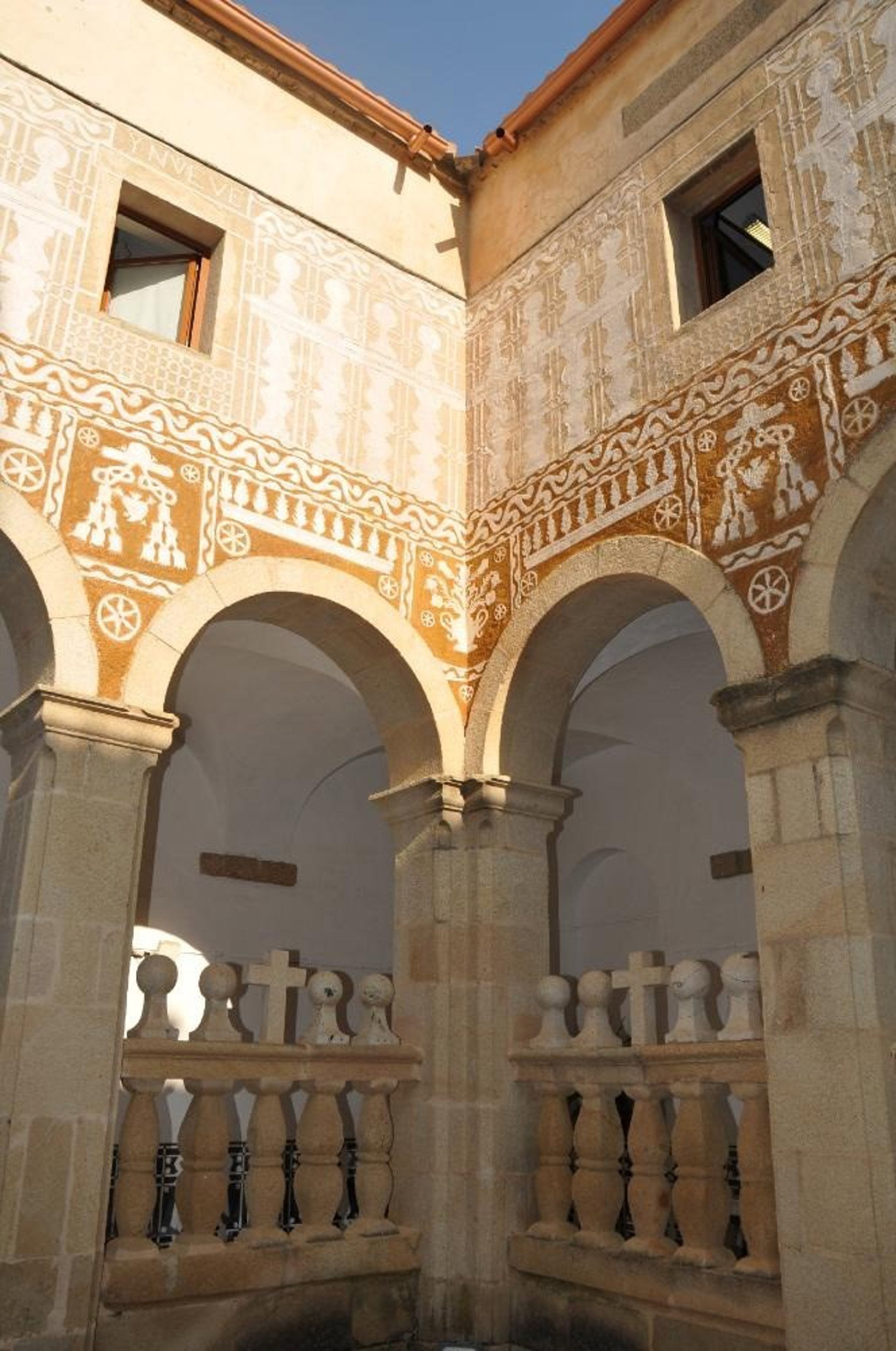 Los esgrafiados y los oficios tradicionales de la arquitectura popular centran una jornada formativa en Valdefuentes Los esgrafiados y los oficios tradicionales de la arquitectura popular centran una jornada formativa en Valdefuentes