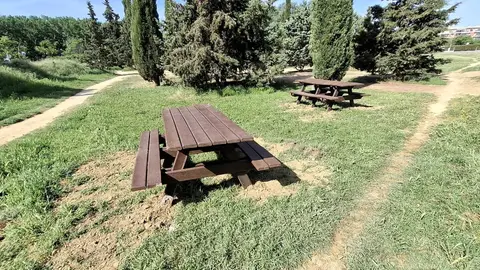 La zona verde de Balsas de Chirín estrena ocho mesas de picnic La zona verde de Balsas de Chirín estrena ocho mesas de picnic