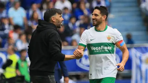 Pedro Bigas celebra su gol en Oviedo junto a Sarabia. Pedro Bigas celebra su gol en Oviedo junto a Sarabia.