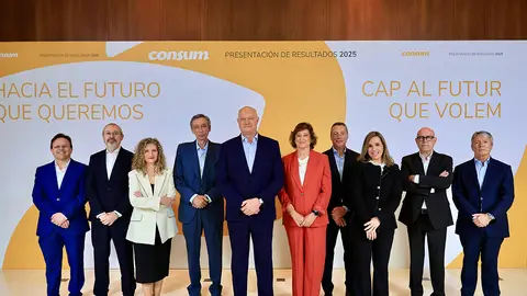 El director general de Consum (en el centro) junto a los miembros del equipo directivo de la cooperativa. El director general de Consum (en el centro) junto a los miembros del equipo directivo de la cooperativa.