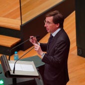El alcalde Martínez-Almeida en el debate del pleno del Ayuntamiento