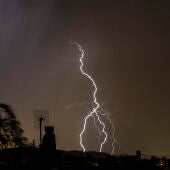 Un rayo cae sobre San Sebastián durante una tormenta.