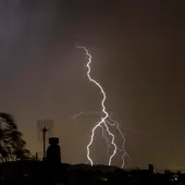 Un rayo cae sobre San Sebastián durante una tormenta. Un rayo cae sobre San Sebastián durante una tormenta.