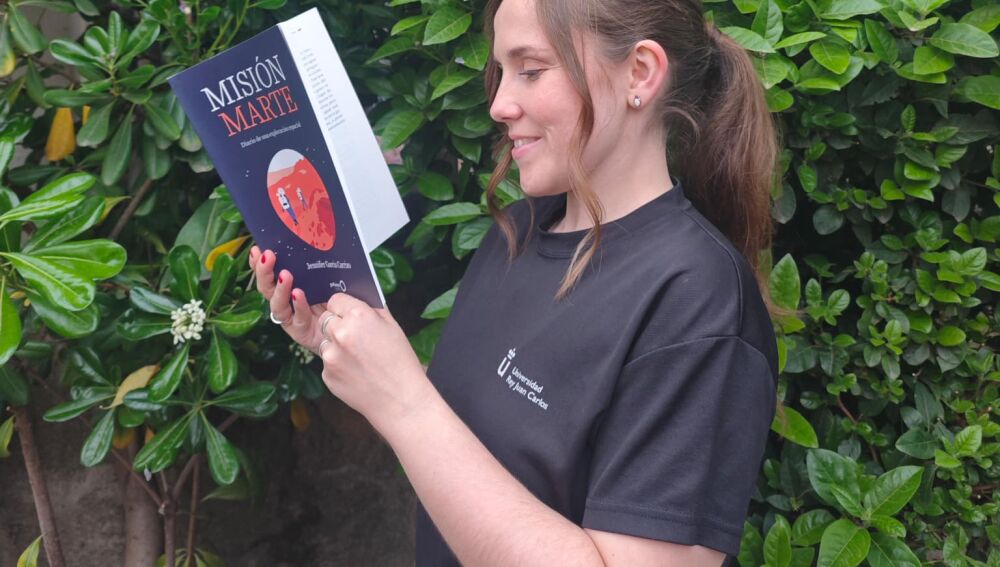Jennifer García Carrizo llegint el seu llibre Misión Marte