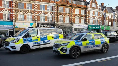 Imagen de archivo de vehículos de la Policía británica. Dos judíos apuñalados en el norte de Londres por un hombre que ya ha sido detenido