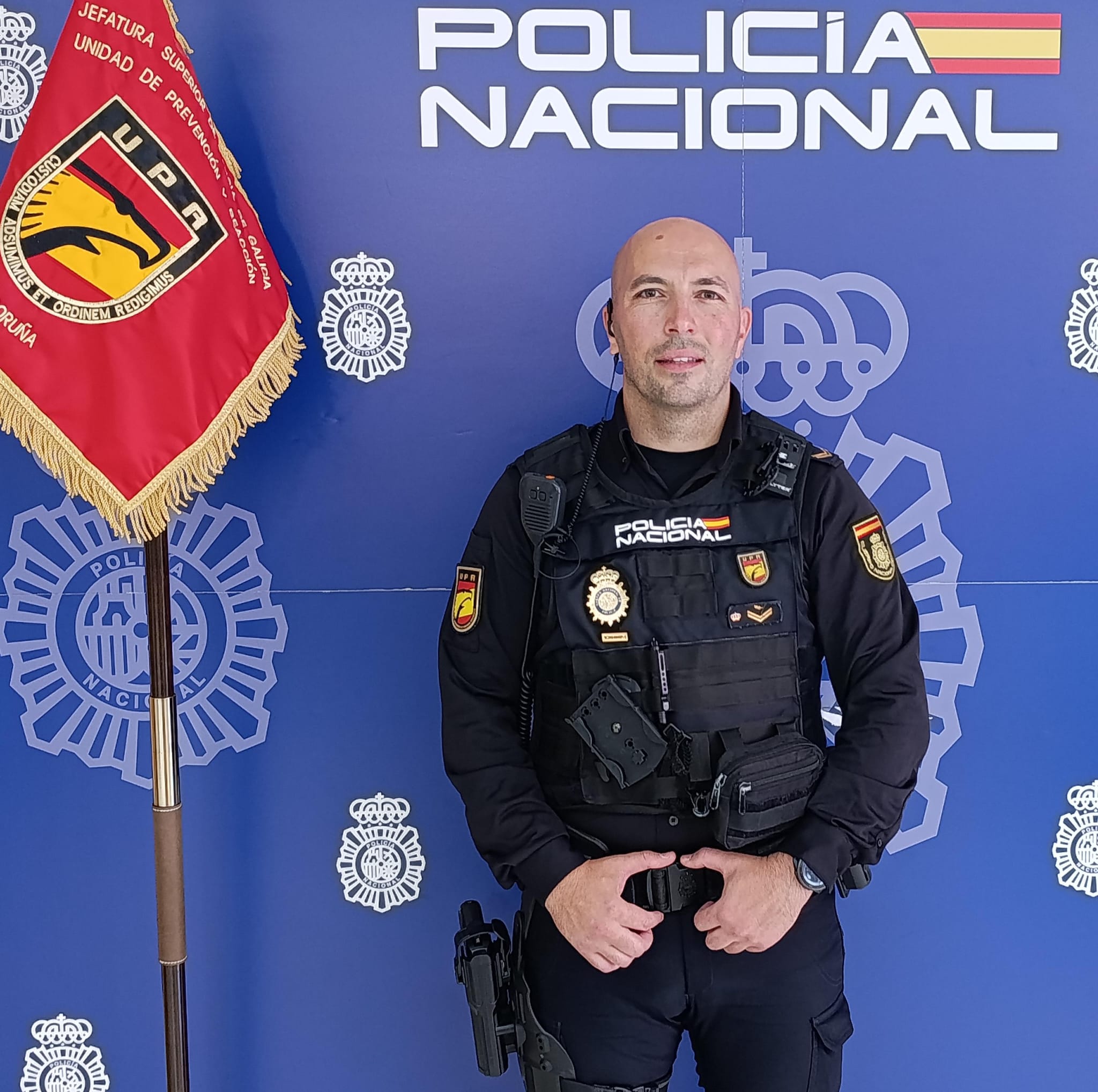 O Policía Nacional, Marcos Vázquez, e a sua dona María, salvoulle e deulle a vida a Lucía e a Jorge O Policía Nacional, Marcos Vázquez, e a sua dona María, salvoulle e deulle a vida a Lucía e a Jorge