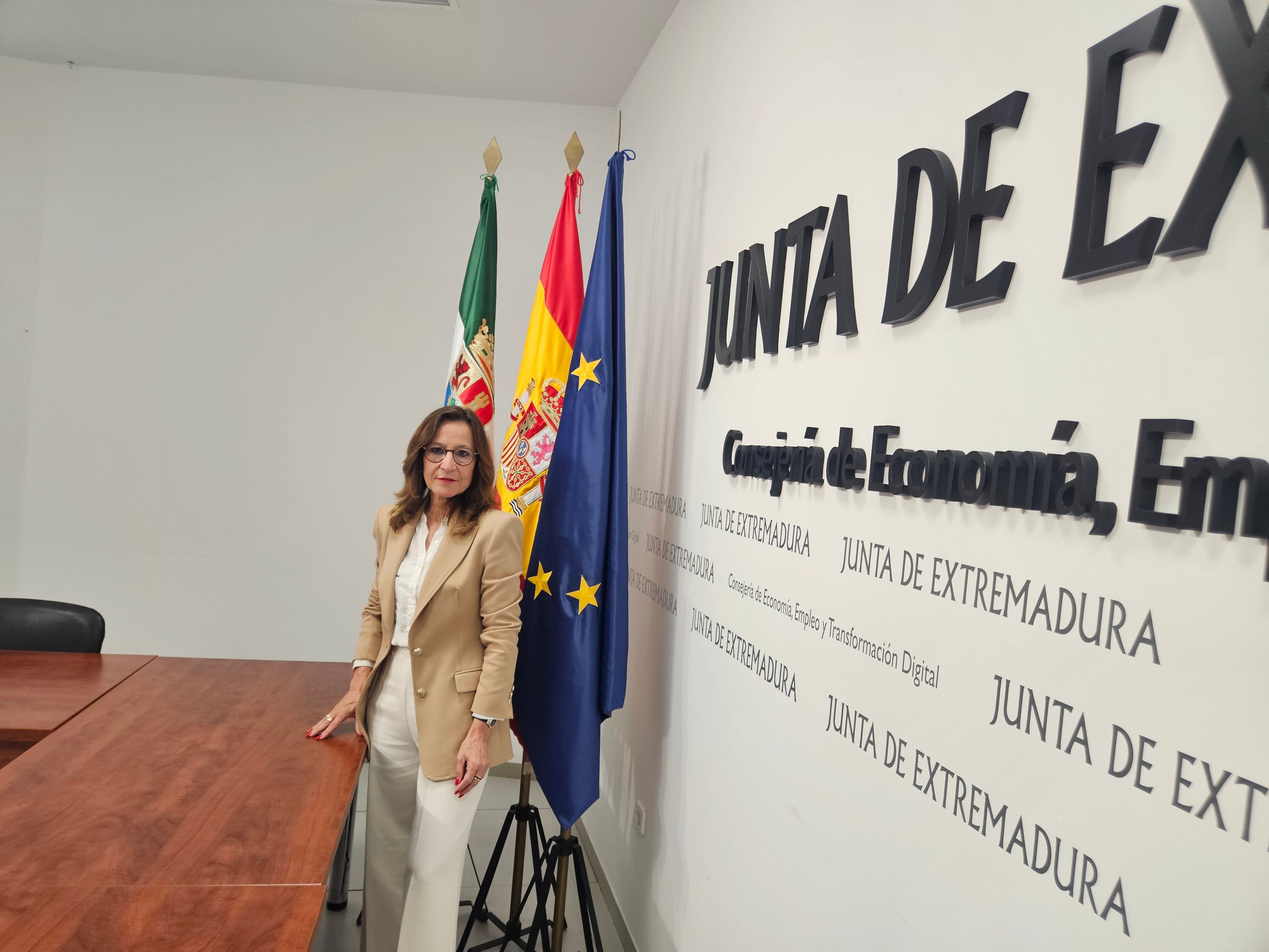 Extremadura lidera la bajada de paro en el último año y es la segunda donde más crece el empleo Extremadura lidera la bajada de paro en el último año y es la segunda donde más crece el empleo