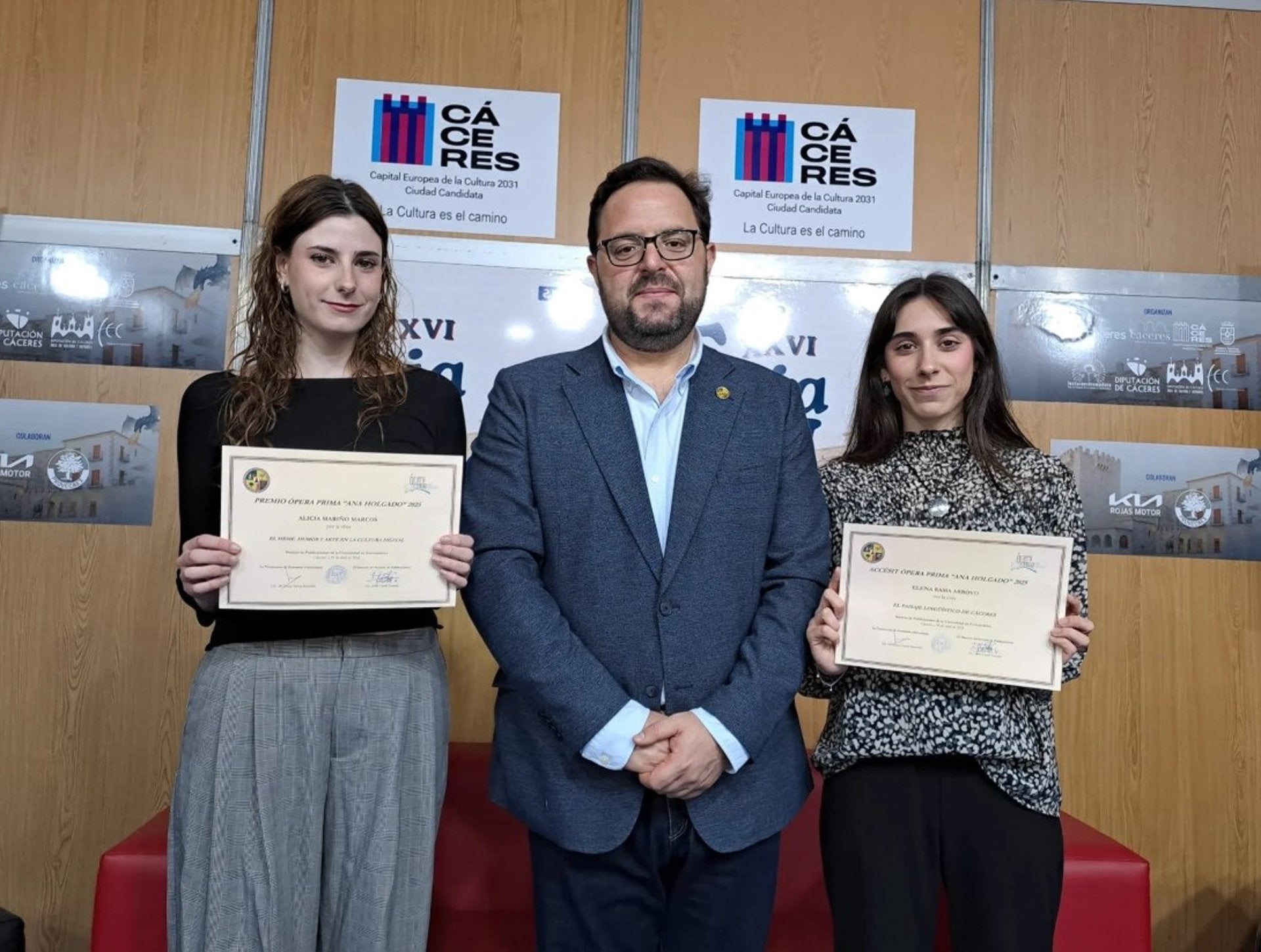 Alicia Mariño gana el Premio Ópera Prima de la UEx con un trabajo sobre el humor y el arte en los 'memes' Alicia Mariño gana el Premio Ópera Prima de la UEx con un trabajo sobre el humor y el arte en los 'memes'
