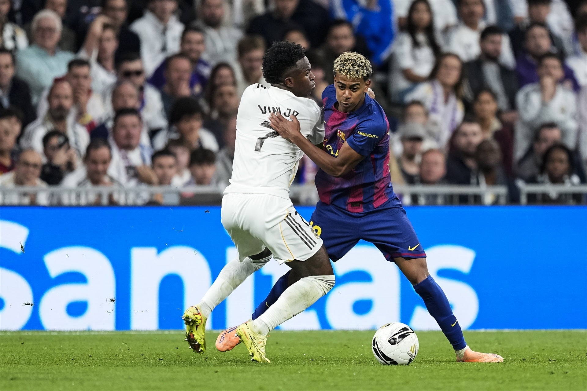 Vinicius Jr y Lamine Yamal durante el Clásico Vinicius Jr y Lamine Yamal durante el Clásico