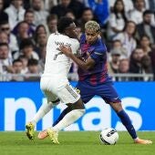 Vinicius Jr y Lamine Yamal durante el Clásico