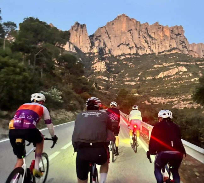Dieciséis subidas a Montserrat en bici: el próximo reto en la lucha contra el cáncer infantil Dieciséis subidas a Montserrat en bici: el próximo reto en la lucha contra el cáncer infantil