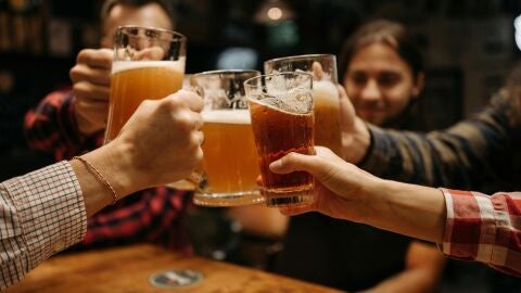 Personas tomando cerveza