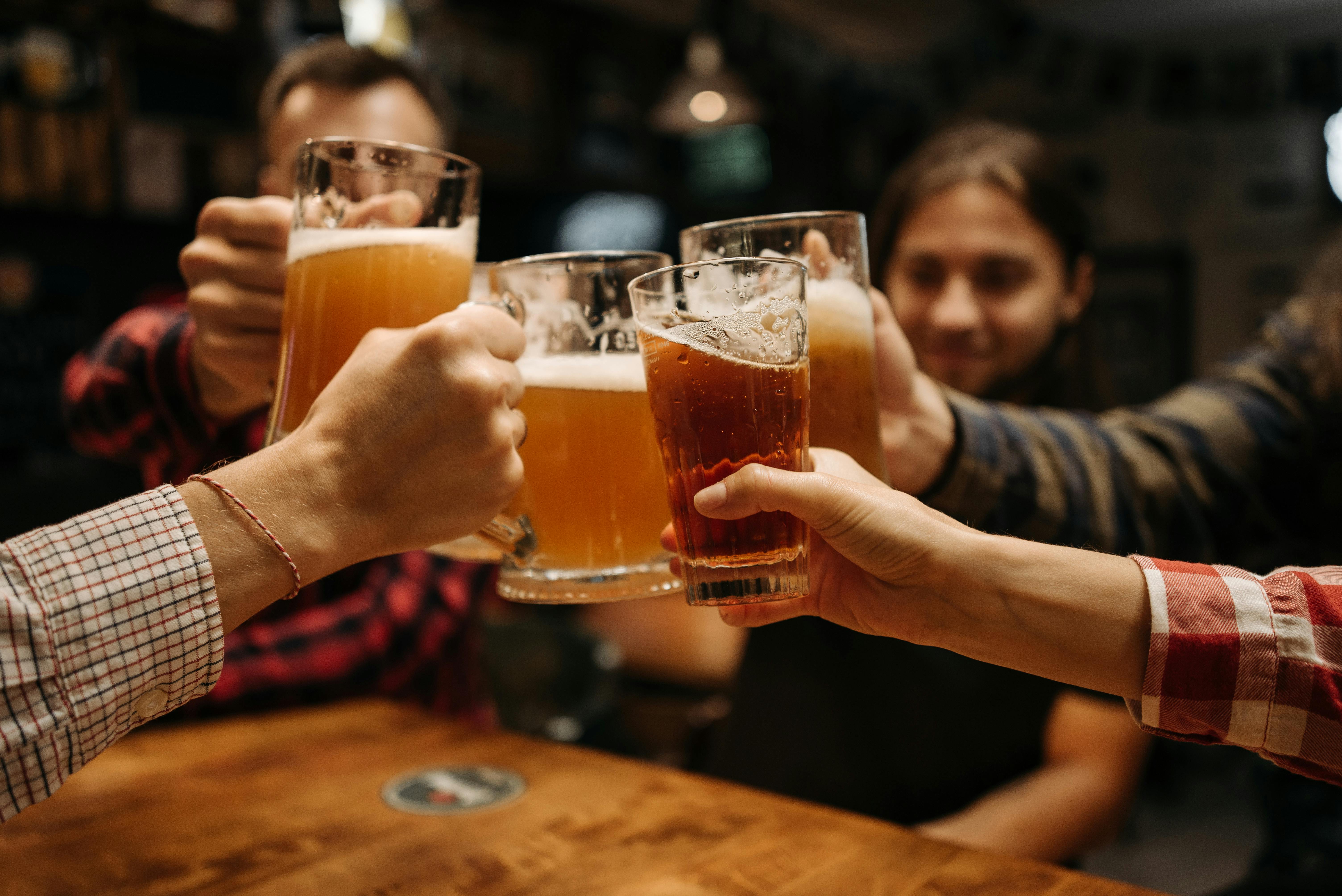 Personas tomando cerveza Personas tomando cerveza