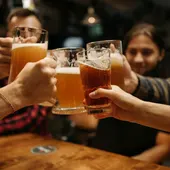 Personas tomando cerveza Personas tomando cerveza