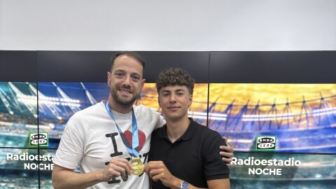 Ra&uacute;l Granado con el pirag&uuml;ista Nico Adega, campe&oacute;n del mundo con 20 a&ntilde;os