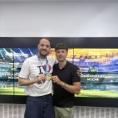 Raúl Granado con el piragüista Nico Adega, campeón del mundo con 20 años