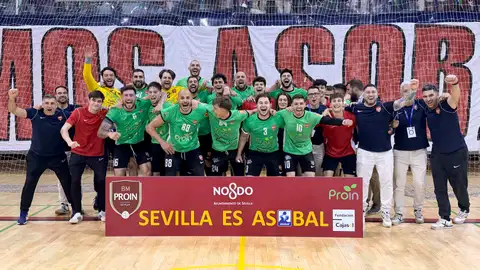 El Cajasol Sevilla BM Proin se proclamó este sábado campeón de la División de Honor Plata, a falta de una jornada, y logró un histórico ascenso a la Liga ASOBAL al ganar 29-21 al BM Alcobendas, colista y ya descendido, en medio de un ambiente festivo y de alegría desbordada en el sevillano Pabellón de Amate El Cajasol Sevilla BM Proin se proclamó este sábado campeón de la División de Honor Plata, a falta de una jornada, y logró un histórico ascenso a la Liga ASOBAL al ganar 29-21 al BM Alcobendas, colista y ya descendido, en medio de un ambiente festivo y de alegría desbordada en el sevillano Pabellón de Amate