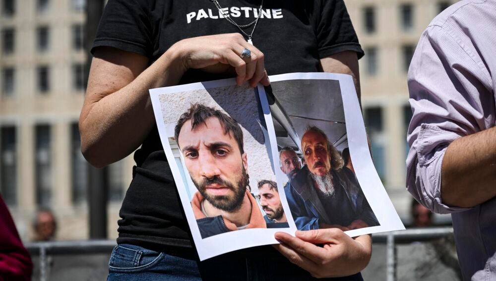 Fotografías de activistas heridos por soldados israelíes durante una manifestación en Italia para exigir la liberación de dos activistas de la Global Sumud Flotilla, Saif Abukeshek y Thiago Ávila. 