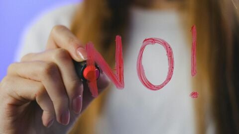 Imagen de un "No" dibujado en un espejo Imagen de un "No" dibujado en un espejo