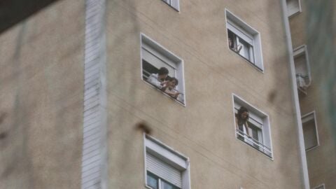 Imagen de archivo de un edificio de viviendas con varios vecinos