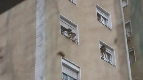 Imagen de archivo de un edificio de viviendas con varios vecinos Imagen de archivo de un edificio de viviendas con varios vecinos