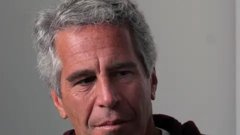 https:es.wikipedia.org/wiki/Jeffrey_Epstein https:es.wikipedia.org/wiki/Jeffrey_Epstein
