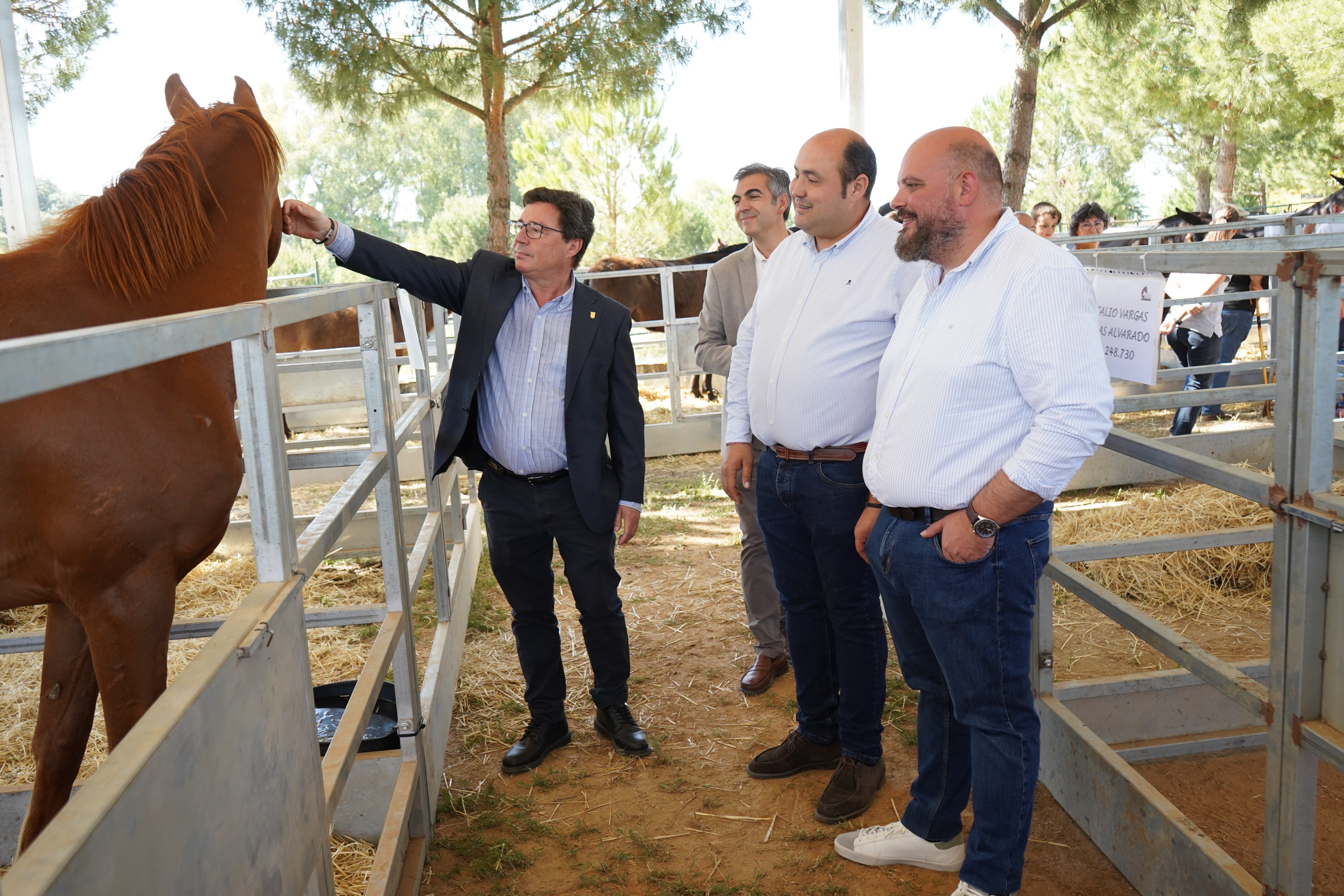 El consejero Santamaría destaca la contribución del Rodeo y la Feria de Muestras de Zahínos a la actividad comercial en el entorno rural El consejero Santamaría destaca la contribución del Rodeo y la Feria de Muestras de Zahínos a la actividad comercial en el entorno rural
