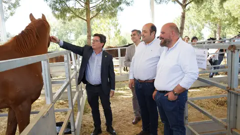 El consejero Santamaría destaca la contribución del Rodeo y la Feria de Muestras de Zahínos a la actividad comercial en el entorno rural El consejero Santamaría destaca la contribución del Rodeo y la Feria de Muestras de Zahínos a la actividad comercial en el entorno rural