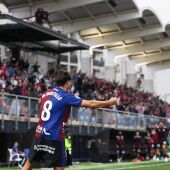 Marcos Bustillo celebra uno de sus dos goles en el Eldense-Marbella.