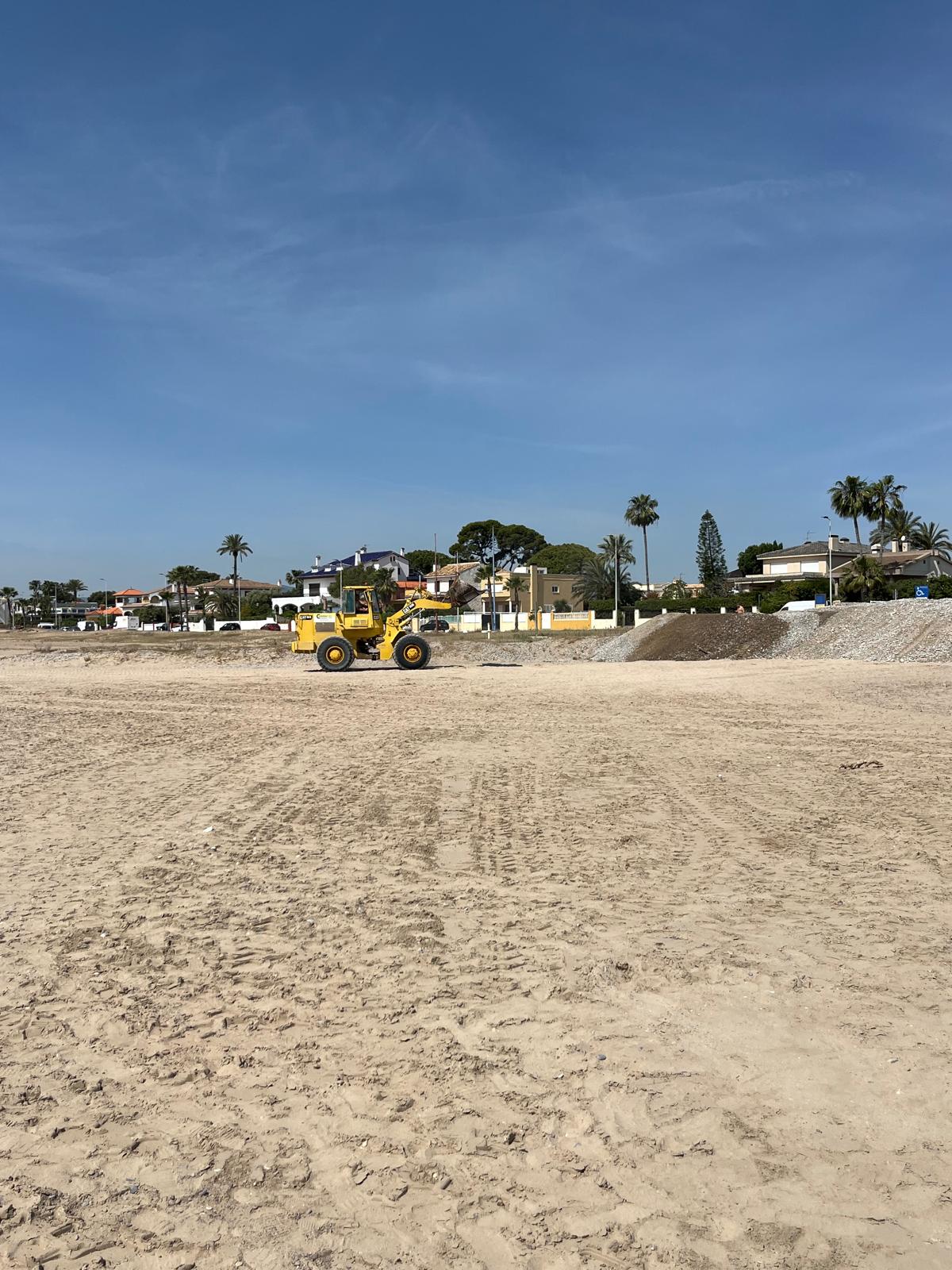 Burriana refuerza la limpieza en el Grao para retirar más de 5.000 toneladas de grava tras los temporales Burriana refuerza la limpieza en el Grao para retirar más de 5.000 toneladas de grava tras los temporales