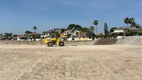 Burriana refuerza la limpieza en el Grao para retirar más de 5.000 toneladas de grava tras los temporales Burriana refuerza la limpieza en el Grao para retirar más de 5.000 toneladas de grava tras los temporales