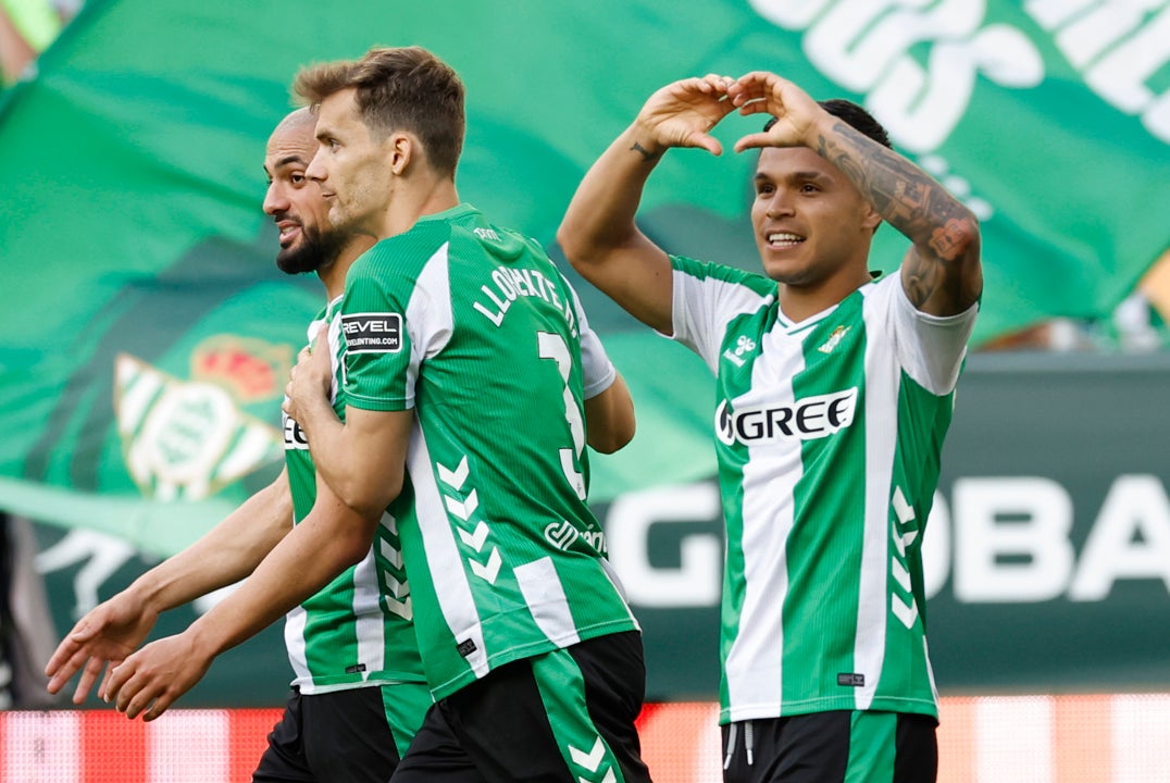 El Betis acaricia la quinta plaza y deja al Oviedo al borde del descenso El Betis acaricia la quinta plaza y deja al Oviedo al borde del descenso