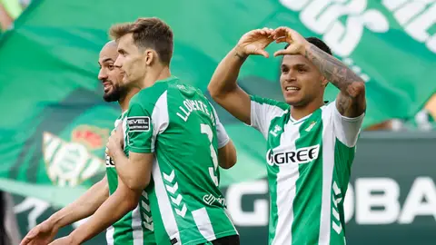 El Betis acaricia la quinta plaza y deja al Oviedo al borde del descenso El Betis acaricia la quinta plaza y deja al Oviedo al borde del descenso