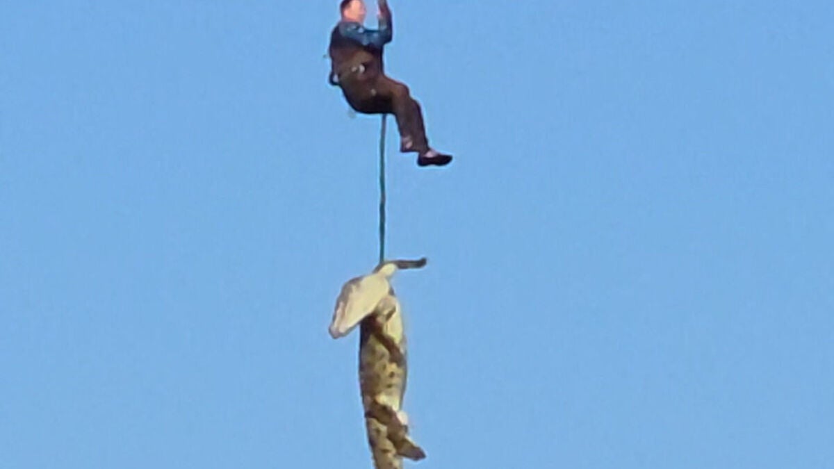 El vídeo del arriesgado descenso en helicóptero de un policía a un río lleno de cocodrilos para recuperar restos humanos