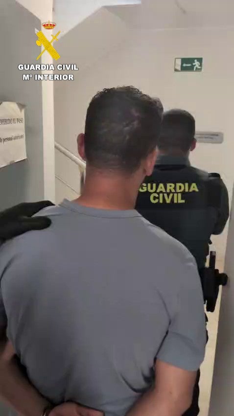 Dos detenidos en Carlet por robarle el móvil a su intérprete Dos detenidos en Carlet por robarle el móvil a su intérprete