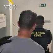 Dos detenidos en Carlet por robarle el móvil a su intérprete Dos detenidos en Carlet por robarle el móvil a su intérprete