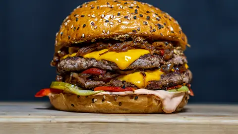 Imagen de archivo de una hamburguesa. Imagen de archivo de una hamburguesa.