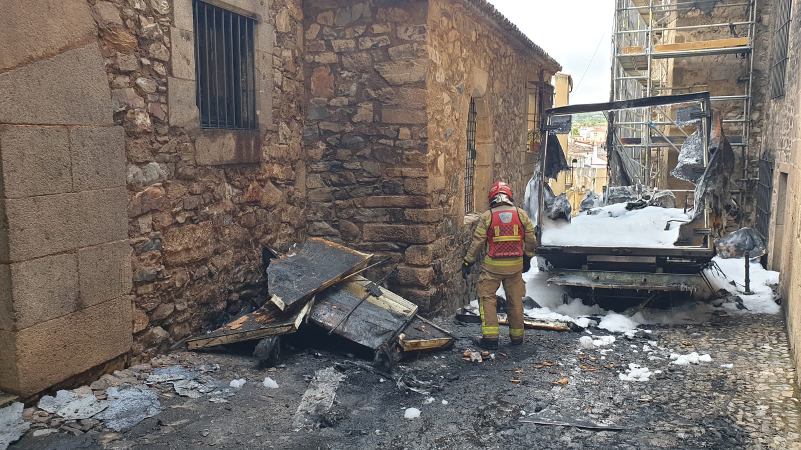 Bomberos de la Diputación de Cáceres sofocan el incendio de un camión en la Calle Amargura de la capital cacereña Bomberos de la Diputación de Cáceres sofocan el incendio de un camión en la Calle Amargura de la capital cacereña