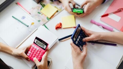 Ni&ntilde;os usando calculadoras