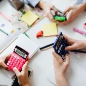 Niños usando calculadoras