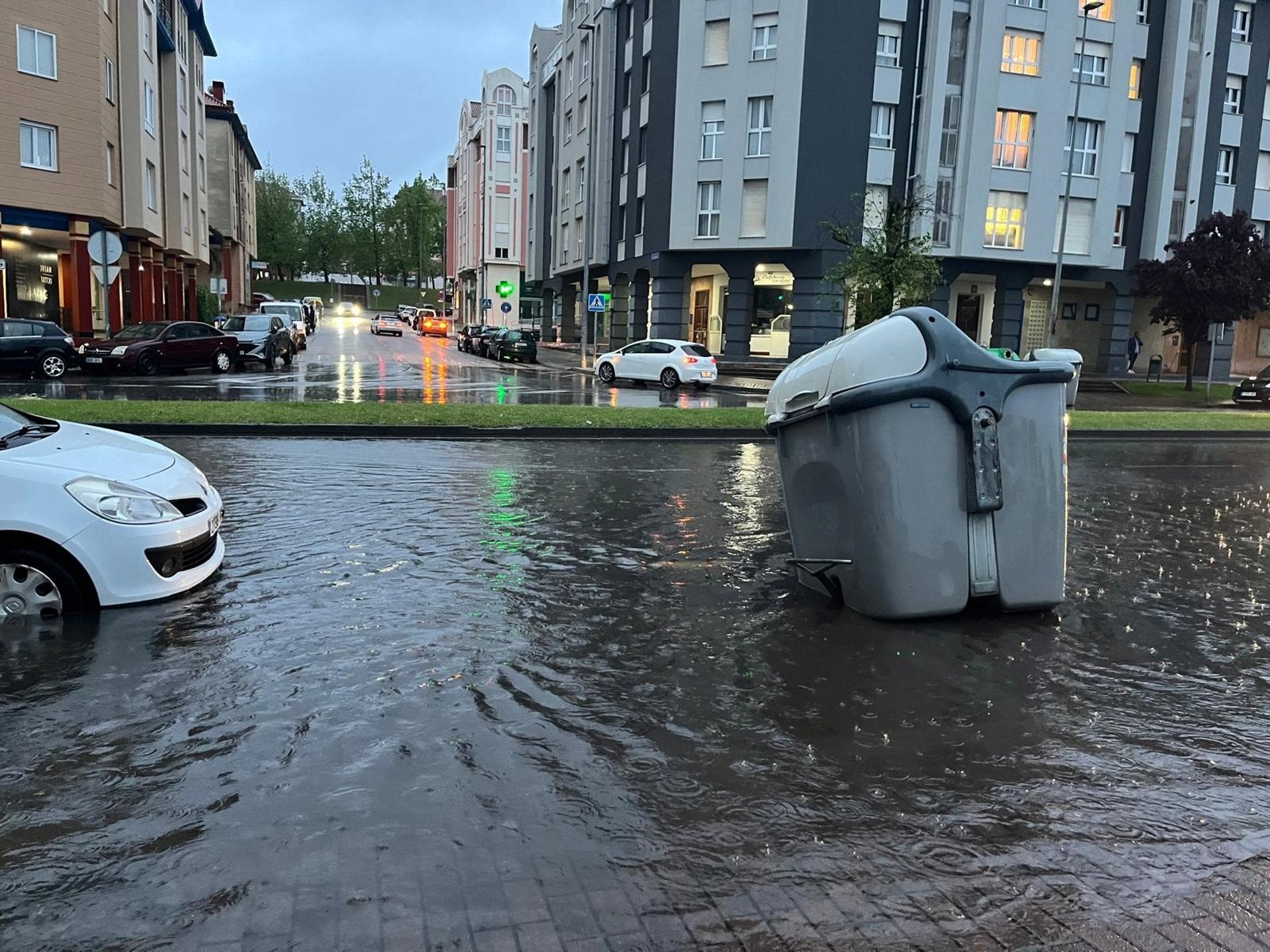 Una tormenta causa inundaciones en varias zonas de Santander Una tormenta causa inundaciones en varias zonas de Santander