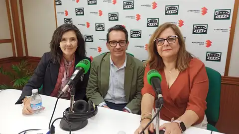 Elena Llario (Apafes), Alfonso Gutiérrez (Lavorbalía) y Consoli Romero (Onda Cero) Elena Llario (Apafes), Alfonso Gutiérrez (Lavorbalía) y Consoli Romero (Onda Cero)