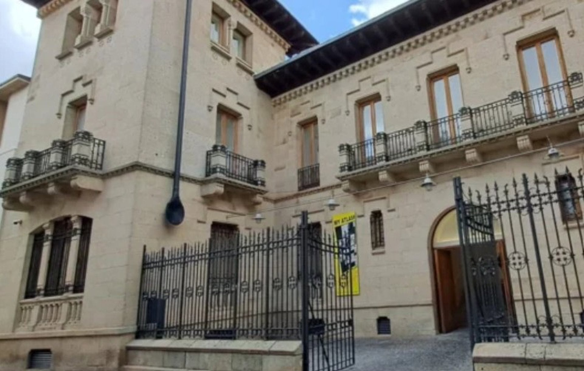 La UEx autoriza la venta de la 'Casa Grande' de Cáceres a la Junta de Extremadura por 2,5 millones de euros La UEx autoriza la venta de la 'Casa Grande' de Cáceres a la Junta de Extremadura por 2,5 millones de euros